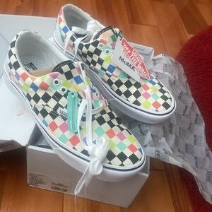 vans comfycush era moma brand